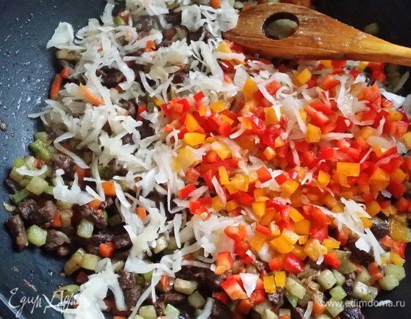 Затем добавить квашеную капусту и болгарский перец. Обжарить все вместе еще 5 минут.
