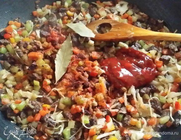 Посыпать красным перцем, добавить лавровый лист и пару ложек кетчупа, у меня кетчуп с лечо. 