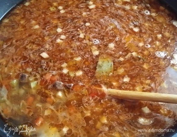 Залить кипятком. Воды должно быть примерно 1:1 с зажаркой. Тушить все вместе в течении 15 минут.  