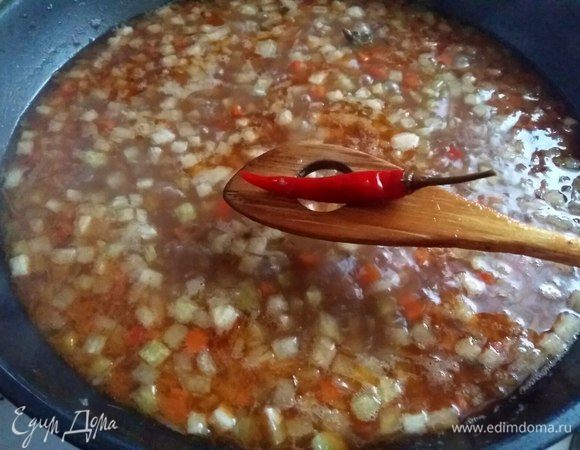 В самом конце добавить острый перчик, перемешать, оставить на 5 минут. Лагман должен быть в меру соленым, чуть сладким (от моркови), чуть кислым (от квашеной капусты) и немного острым. Если вы соблюдите все условия, то вкус будет невероятный. 