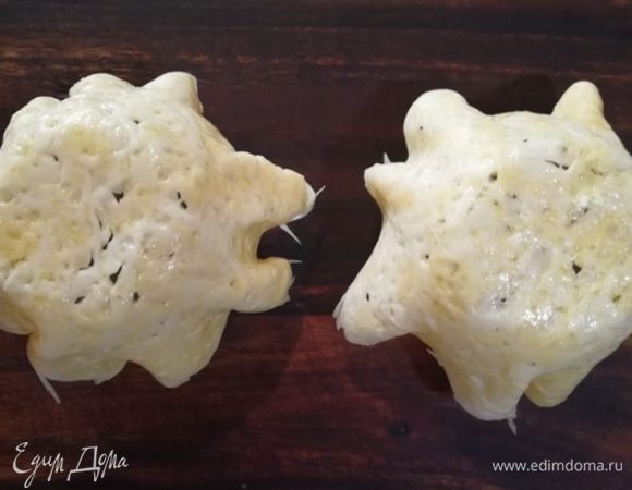 Переворачиваем стакан вверх дном, кладем на него расплавленный  сыр и прижимаем руками. Заготовки должны полностью остыть.