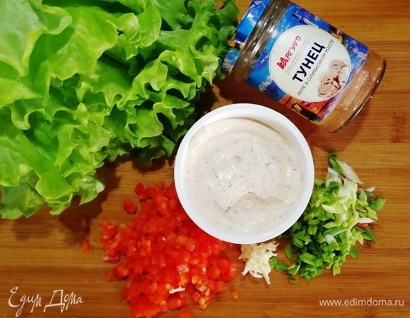 Готовим салат. Перец болгарский филируем и нарезаем небольшим кубиком. Лук зеленый нарезаем. Чеснок трем на мелкой терке или пропускаем через пресс (если не любите чеснок, исключите его). Филе тунца ТМ «Магуро» ломаем руками. Сыр я взяла творожный с добавлением креветок.