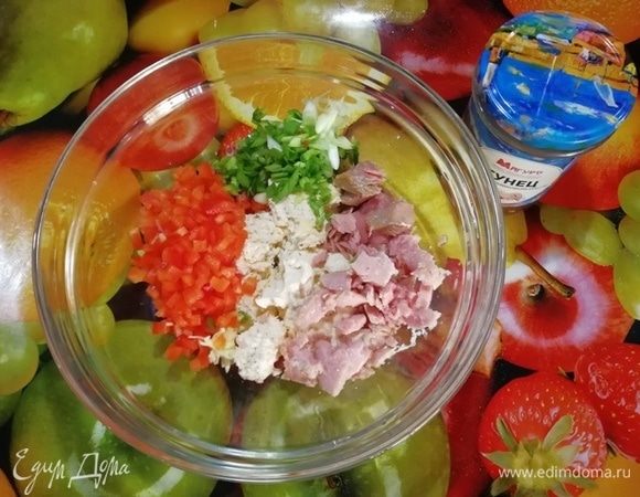 Выкладываем все ингредиенты в миску.