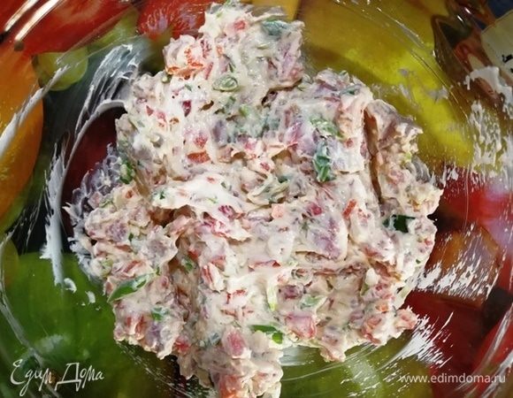 Смешиваем все ингредиенты салата.