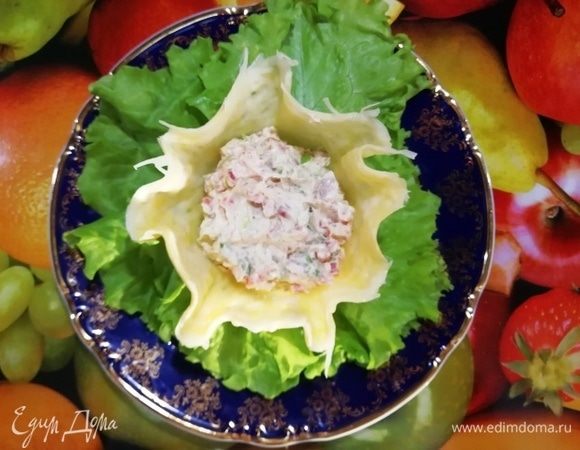 Выкладываем салат в корзинку.