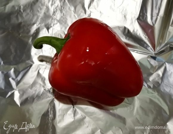 Готовим перечный соус. Болгарский перец выкладываем на фольгу и сбрызгиваем оливковым маслом.