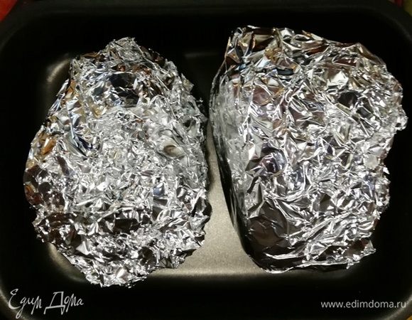 Заворачиваем фольгу и отправляем в разогретую до 200°С духовку на 40 минут.