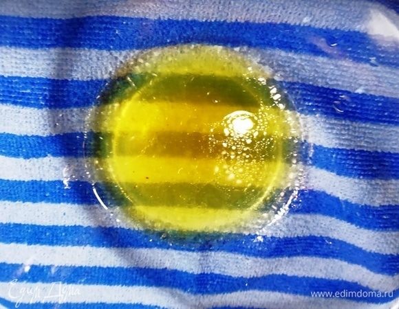 По прошествии 40 минут, разворачиваем фольгу и сливаем выделившийся сок в миску.