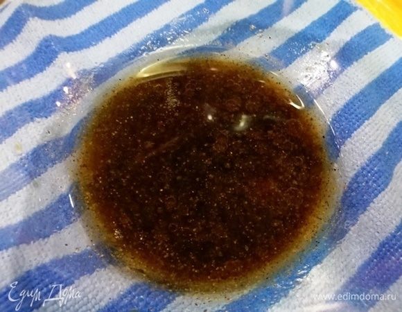 Добавляем к нему бальзамический уксус, оливковое масло, соль и перец. Перемешиваем.