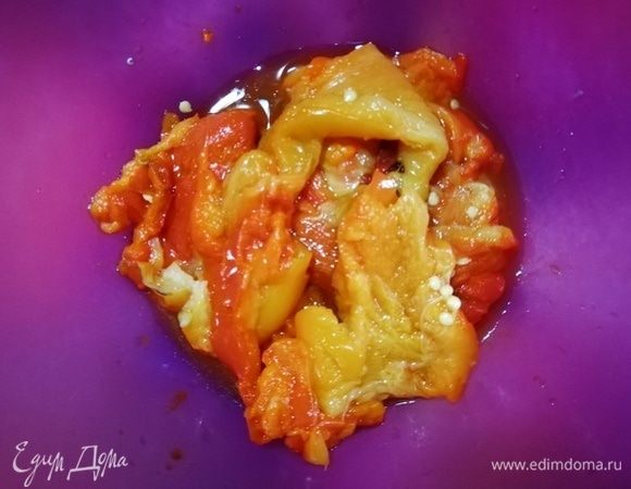 Болгарский перец очищаем от шкурки.