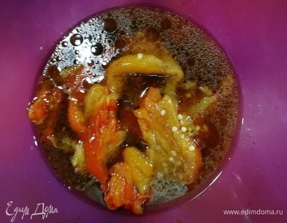 Смешиваем с соусом.