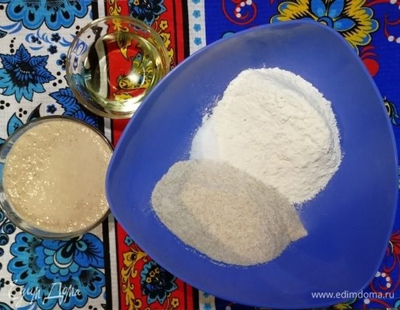 Готовим цельнозерновые лепешки. Дрожжи разводим, согласно инструкции на упаковке. Просеиваем пшеничную муку. Цельнозерновую муку просеивать не надо. Добавляем в муку соль. Отмеряем нужное количество оливкового масла.