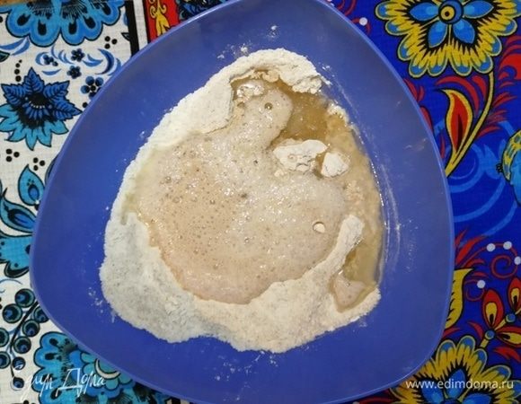 Замешиваем тесто.