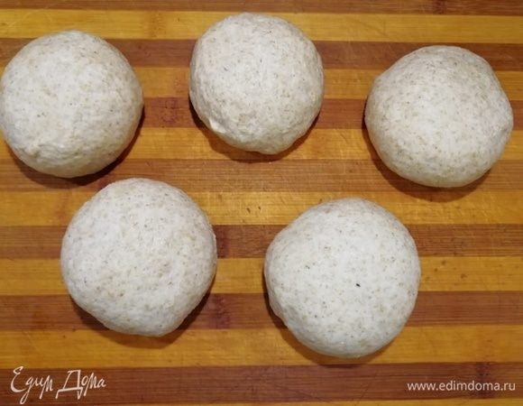 Я сразу делю тесто на 5 порций. Накрываю полотенцем и оставляю на 30 минут.