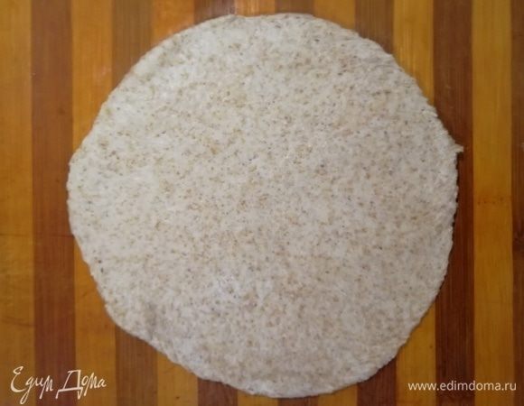 Через 30 минут раскатываю каждый шарик в тонкую лепешку.