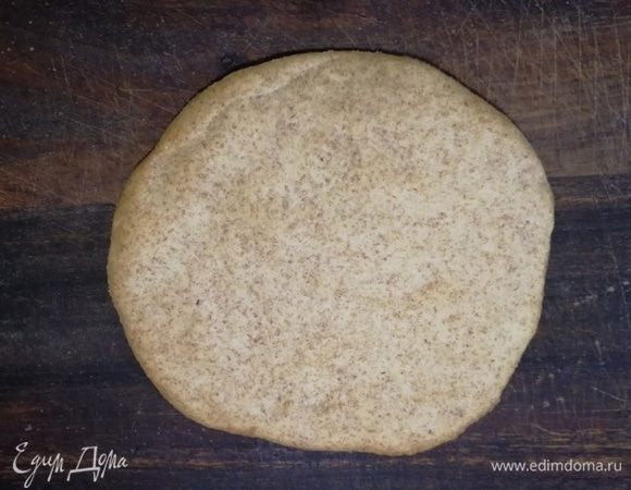 Запекаю лепешку в разогретой до 200°С духовке 3 минуты. Передерживать не надо, получатся хрустящие хлебцы. Накрываю готовые лепешки полотенцем и оставляю их обмякнуть на 5 минут.