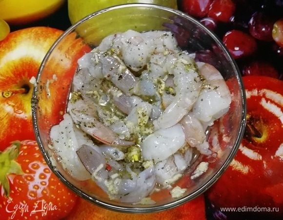Креветки я замариновала накануне в оливковом масле, чесноке, соке лимона, и сухом базилике. посолила, поперчила.