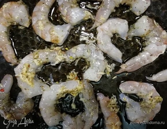 Уложила креветки на противень и отправила в разогретую до 200°С духовку на 8 минут.