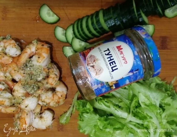 Огурец нарезаем дольками, консервированный тунец ТМ «Магуро» разбираем руками, листы салата делим.