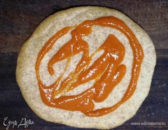 Собираем лепешку. Смазываем ее перечным соусом.