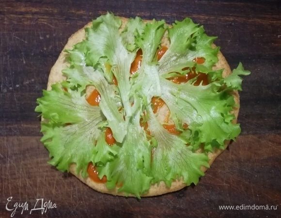 Выкладываем листья салата.