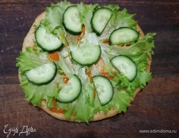 Следующий слой — огурец.