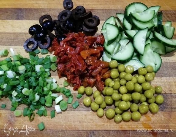 Подготовьте горошек, огурец, лук, вяленные томаты, маслины нарежьте. Перепелиные яйца отварите.
