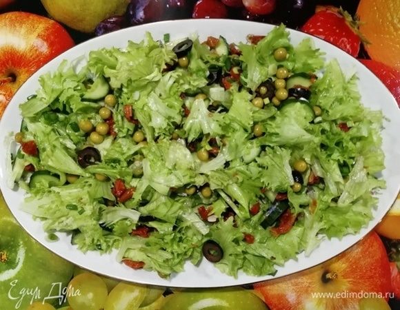 Смешать салат, горошек, огурец, маслины, лук и вяленные томаты. Выложить на блюдо.
