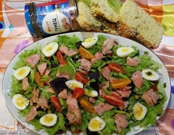 Полейте салат заправкой и подавайте к столу.