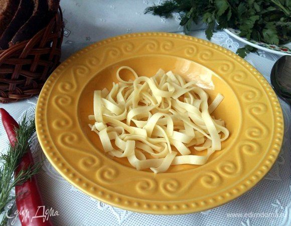 В тарелку положить немного лапши.