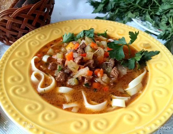 И залить лагманом. Посыпать зеленью. Количество соуса регилируйте по своему вкусу. Но соус очень вкусный, его много не может быть. 