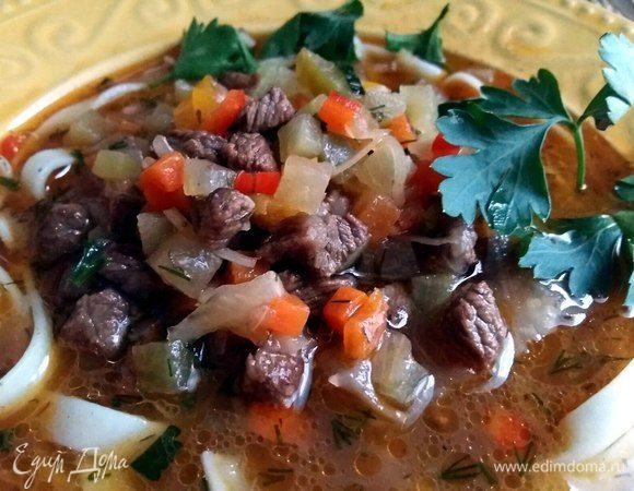 Вот какой лагман аппетитный вблизи. Согласитесь, трудно отказаться от тарелочки такого вкусного, ароматного блюда.