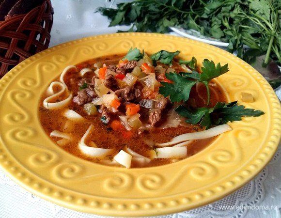 Присаживаемся поближе, берем большую ложку и начинаем наслаждаться лагманом. Приятного аппетита всем!