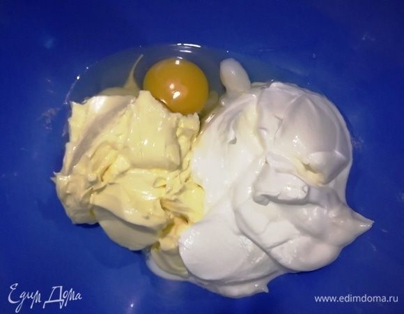 Смешайте мягкое сливочное масло, сметану ,1 яйцо.