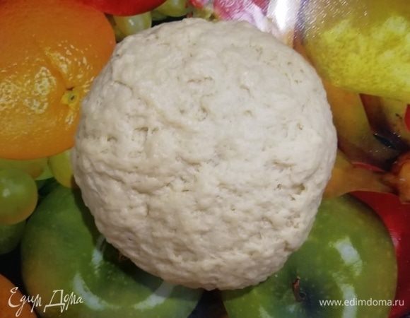 Замесите тесто. Отправьте в холодильник, пока занимаетесь начинкой.