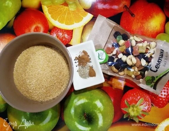 Подготовьте ингредиенты для начинки. Я взяла смесь орехов и цукатов ТМ «Семушка» (использовала только орехи) и грецкий орех.