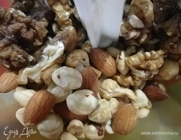 Смесь орехов ТМ «Семушка» переложите в кухонный комбайн и перемолите вместе с сахаром и пряностями. В моей смеси не было грецких орехов, я их добавила отдельно. Несколько ядрышек грецкого ореха я оставила для украшения.