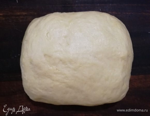 Выложите отдохнувшее тесто.