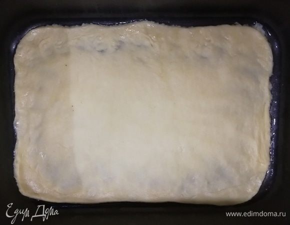 Раскатайте каждый кусочек теста в тонкий пласт. Выложите на смазанный маслом противень. Мой противень 20х18 см.