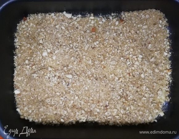 Сверху тесто посыпьте щедрой порцией ореховой начинки. Чередуйте так каждый слой. Последний слой теста оставьте без посыпки.
