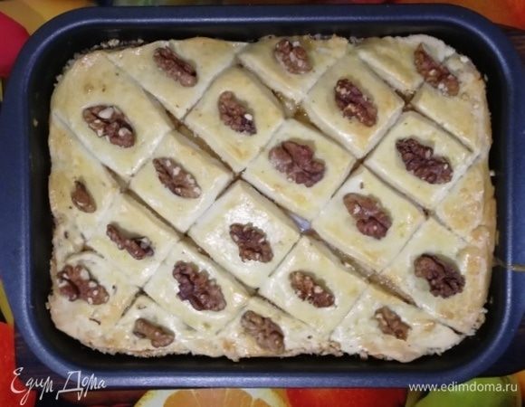 Через 15 минут выньте тесто из духовки, вылейте на него растопленное сливочное масло. Поставьте форму в духовку на 25–30 минут.