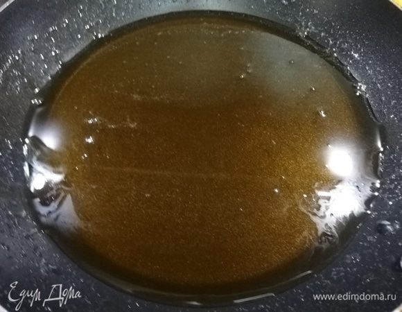 Смешайте воду, сахар, мед и проварите при постоянном помешивании сироп в течении 5 минут.