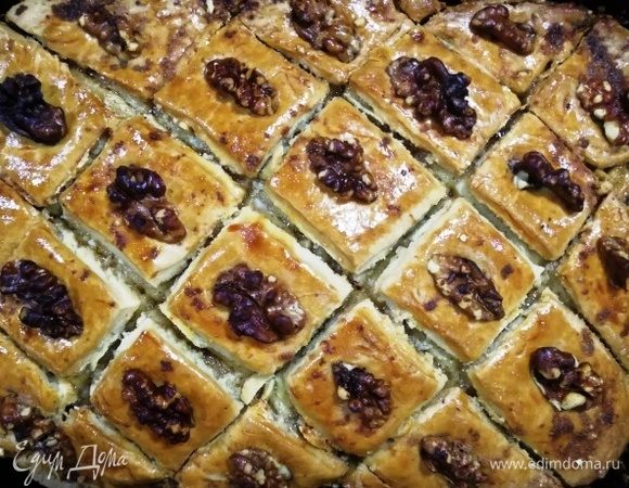 Выньте пахлаву из духовки. Пройдитесь ножом по разрезам. Вылейте медовую наливку. Оставьте пахлаву пропитаться на 10–15 минут.