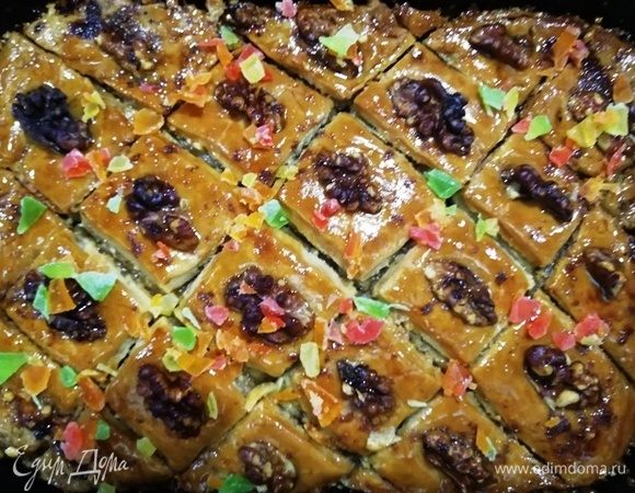 Посыпаем готовую пахлаву цукатами. Даем остыть и подаем к столу.