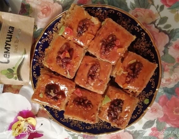 Выкладываем нашу пахлаву на блюдо.