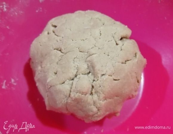 Добавляем к мучной смеси кипяток. Замешиваем тесто. Оно получится очень тугим и рыхлым. Заворачиваем тесто в полиэтиленовый пакет, пусть отдохнет минут 20.