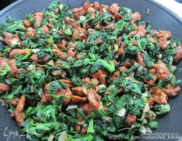 Филе куриной грудки мелко нарезать и сложить в контейнер. Добавить соевый соус, черный молотый перец по вкусу и оставить мариноваться минимум 2–3 часа, можно на ночь. Спустя отведенное время обжарить замаринованное филе на сильном огне в небольшом количестве масла. Важно не пересушить курицу, обжариваем буквально 3–4 минуты до полуготовности мяса. Лук мелко нарубить. Шпинат разморозить, лишнюю воду отжать и мелко нарезать. На сковороде разогреть растительное масло, обжарить лук до прозрачности, добавить шпинат и обжаривать минут 5, затем влить сливки, посолить, поперчить, подержать минуту на огне, затем остудить начинку. Соединить шпинатную и куриную начинки.