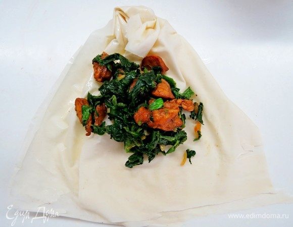 Сверху положить начинку.