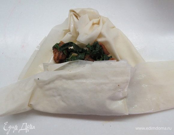 Завернуть тесто наверх сначала в сторону сборки, прикрывая начинку.