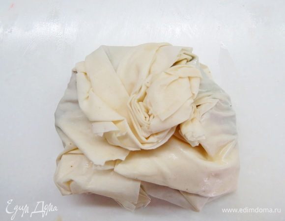 И, наконец, накрыть пирожок сборкой плиссе. Таким образом сформировать все пирожки. Выпекать 30 минут при 180°С.